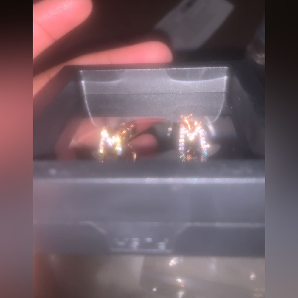 I am selling cold M wear rings with diamond studs on them.